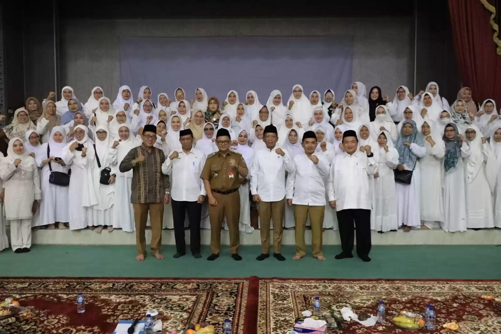 Pj Walikota Bekasi, R. Gani Muhamad Berangkatkan Calon Haji tahun 1445 H