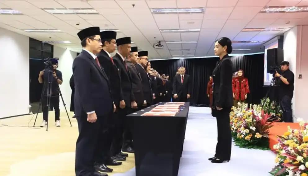 Pjs. Ketua Dewan Komisioner OJK, Friderica Widyasari Dewi, melantik 6 pejabat baru