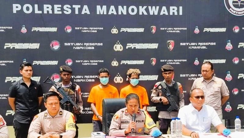 Polresta Papua Barat Terima Penyerahan Dua Pucuk Senpi Rakitan Dari Masyarakat
