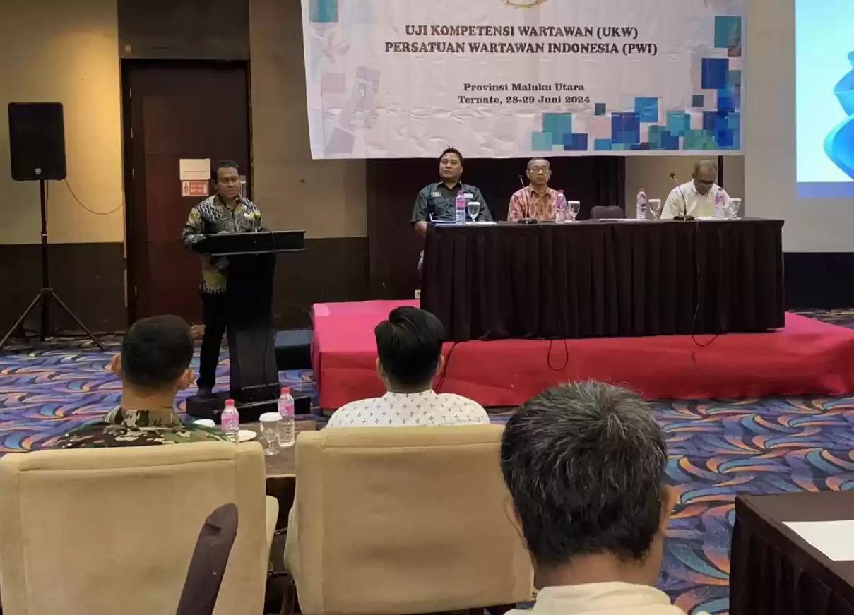 Plh Sekda Malut Kadri La Etje memeberikan sambutan pada pembukaan Uji Kompetensi Wartawan (UKW), di Ballroom Sahid Bela Ternate, Jumat 28 Juni 2024