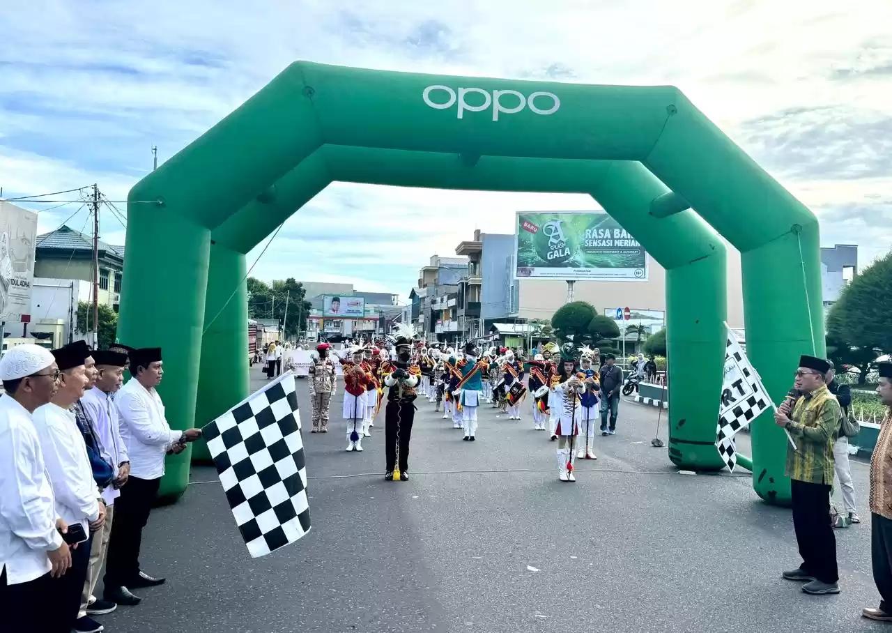 Plh Sekda Provinsi Maluku Utara Kadri Laetje (kemeja putih sedang memegang bendera untuk melepaskan peserta MTQ) (Foto: Ist)