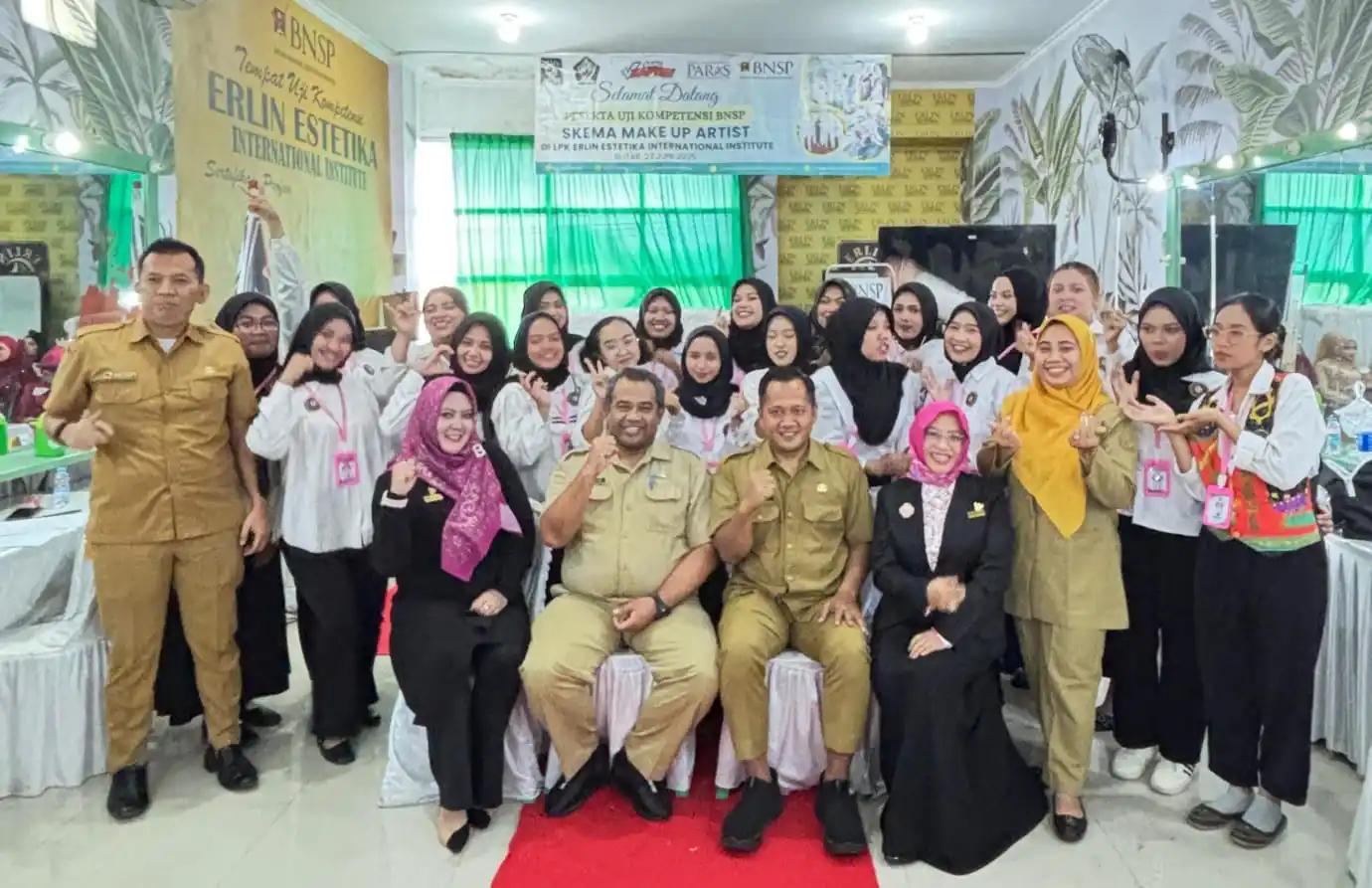 Plt Disnakertrans bersama para peserta saat kegiatan Skema Makeup Artist