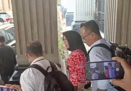 Plt Kepala Dinas Lingkungan Hidup Pemkot Semarang, Diah Suparningtias, dibawa petugas KPK