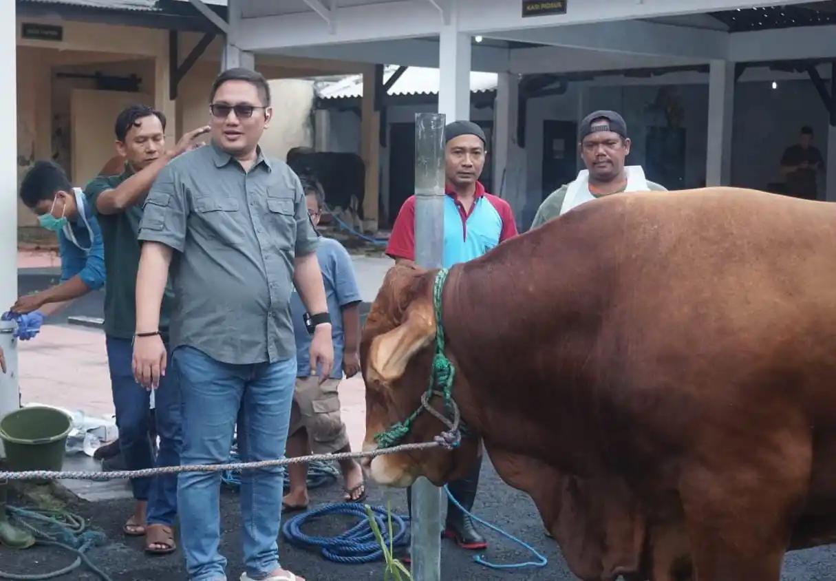 Plt Kepala Kejaksaan Negeri Kabupaten Blitar, Andrianto Budi Santoso saat mengikuti pemotongan hewan kurban