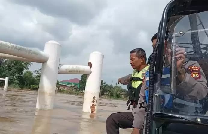 Polairud Jambi melihat kondisi tiang pengaman Jembatan