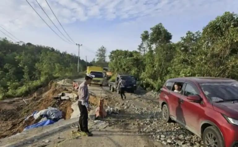 Polisi buka tutup jalus jalanan amblas