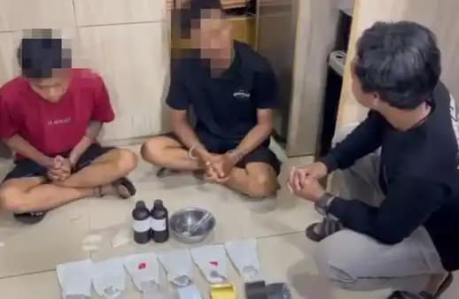 Polisi Grebek Rumah Peracik Tembakau Sintetis