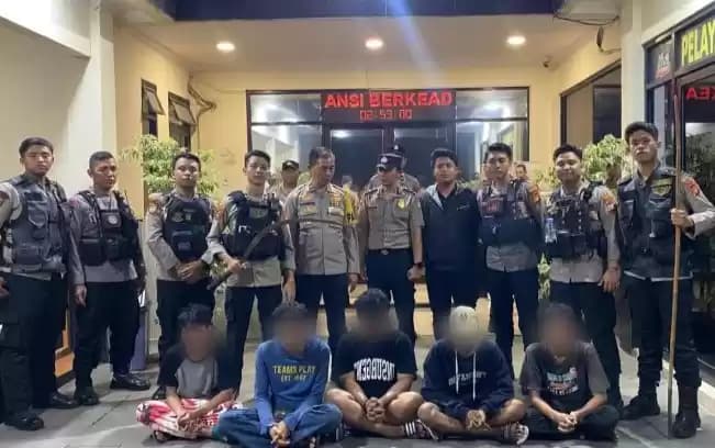 Polisi mengamankan lima remaja bersenjata tajam yang tawuran