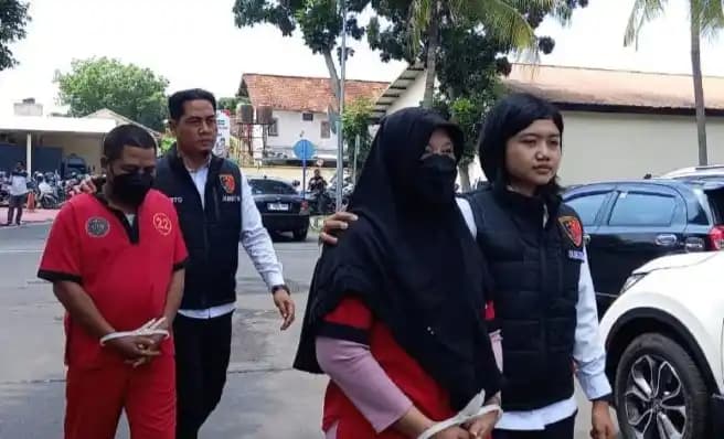 Polisi mengawal dua tersangka kasus penipuan modus perekrutan PMI tujuan Jepang