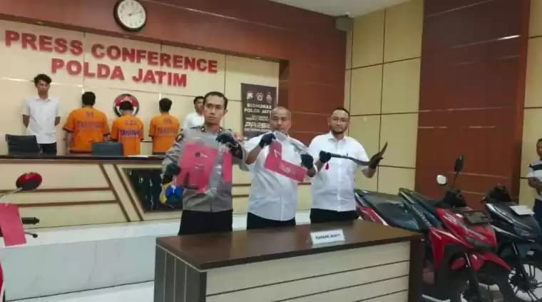 Polisi menunjukkan barang bukti yang disita dari komplotan curanmor