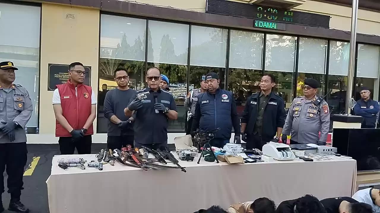 Polisi menunjukkan temuan barang bukti hasil penggrebekan Kampung Muara Bahari Tanjung Priok Jakarta Utara