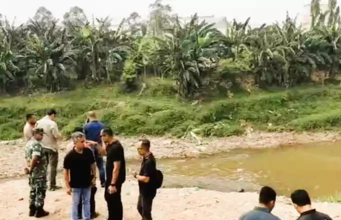 Polisi menyisir aliran Kali Bekasi di Kota Bekas