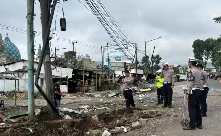 Polisi Olah TKP Bus Terguling di Ciater