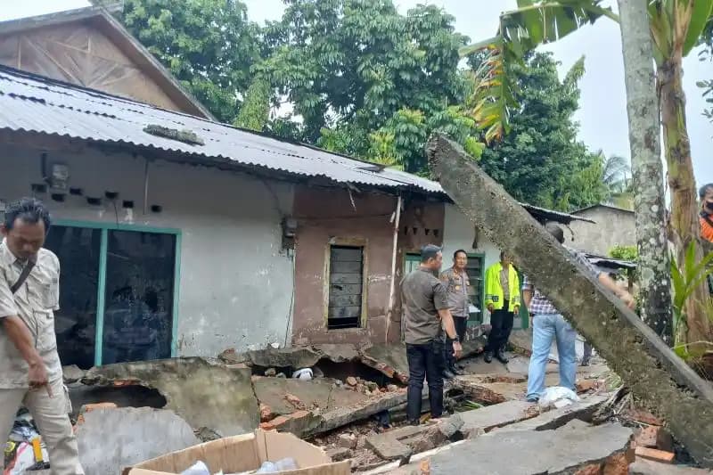Polisi saat evakuasi korban tembok pembatas SMK Negeri 1 Kota Jambi yang roboh
