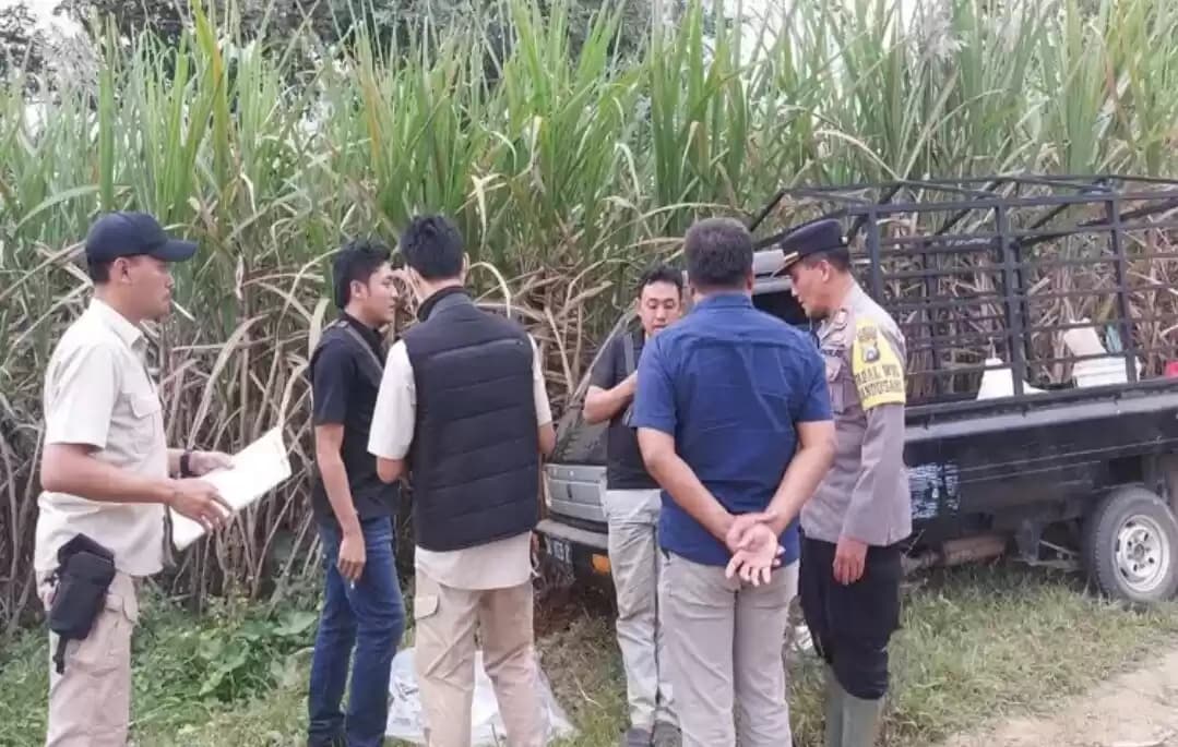 Polisi saat melakukan olah TKP bapak dan anak cekcok di Blitar