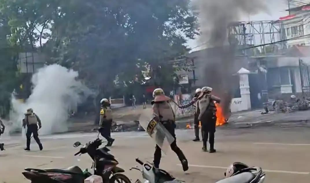 Polisi saat pukul mundur massa aksi di depan Gedung DPRD Jawa Barat