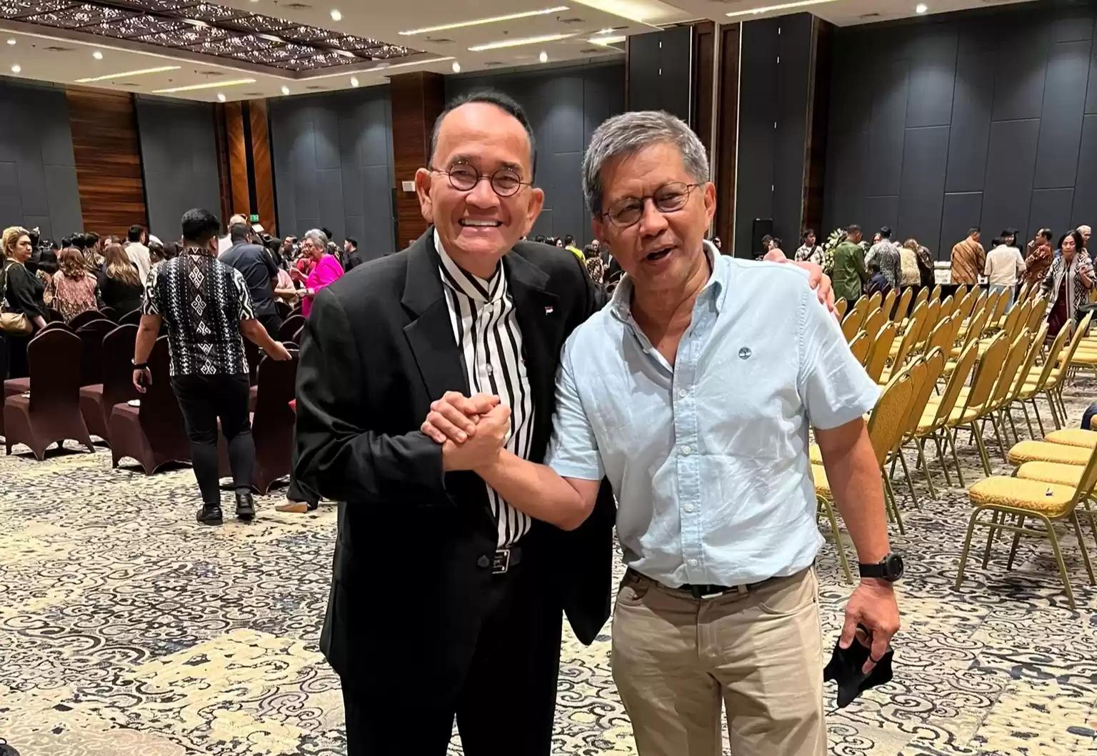 Politikus PDI Perjuangan Ruhut Sitompul (kiri) memamerkan foto bersama Rocky Gerung (kanan) (Foto: Pribadi)