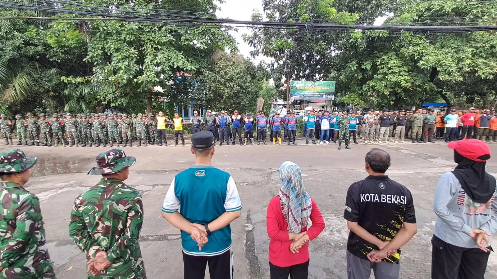Polsek Medansatria Hadiri Kegiatan Karya Bakti TNI dalam Rangka HUT Kodam Jaya ke-76 di Kali Baru