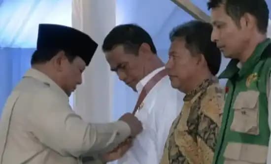 Prabowo Beri Penghargaan kepada Mentan hingga Petani