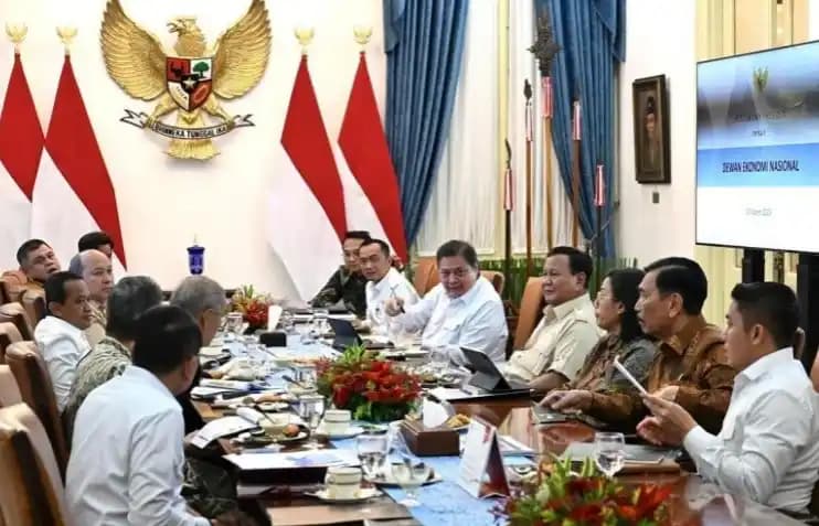 Prabowo Menggelar Rapat Terbatas di Istana Merdeka, Jakarta