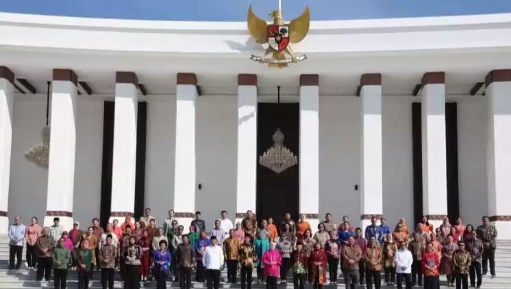 Presiden Joko Widodo dan Wakil Presiden Ma'ruf Amin berfoto bersama dengan jajaran anggota kabinet di IKN