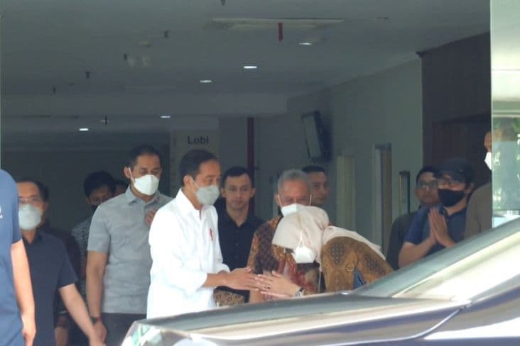 Jokowi Jenguk Cak Nun yang Dirawat Usai Pendarahan Otak