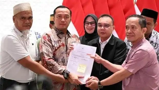 Presiden Prabowo memberikan rehabilitasi hukum kepada dua guru SMA Negeri 1 Luwu Utara, Sulawesi Selatan