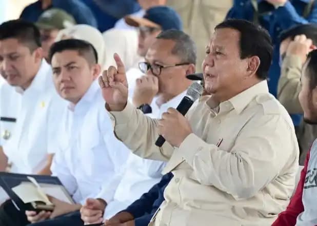 Presiden Prabowo Subianto  saat kegiatan tanam padi serentak di Kabupaten Ogan Ilir, Provinsi Sumatra Selatan, pada Rabu (23/4/2025).