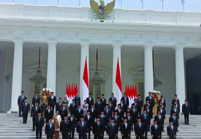 Presiden RI Prabowo Subianto dan Wapres berfoto besama para menteri dan pejabat