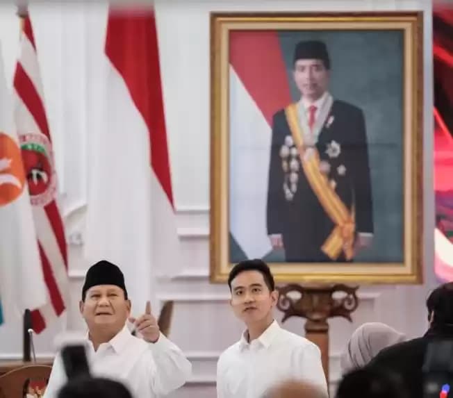 Presiden terpilih Prabowo Subianto dan Gibran Rakabuming Raka berfoto di depan potret Presiden Joko Widodo usai penetapan pemenang pemilihan presiden 2024 oleh KPU, di Jakarta, 24 April 2024.