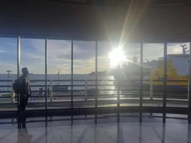 Pria melihat kapal ferry