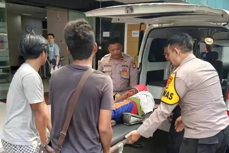 pria terserempet kereta