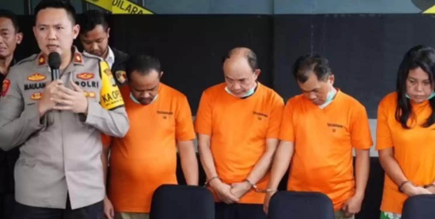 Profesor Kepala Botak Penipuan