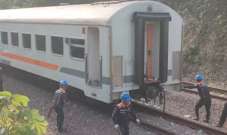 Proses evakuasi gerbong pembangkit KA Commuter Line Walahar