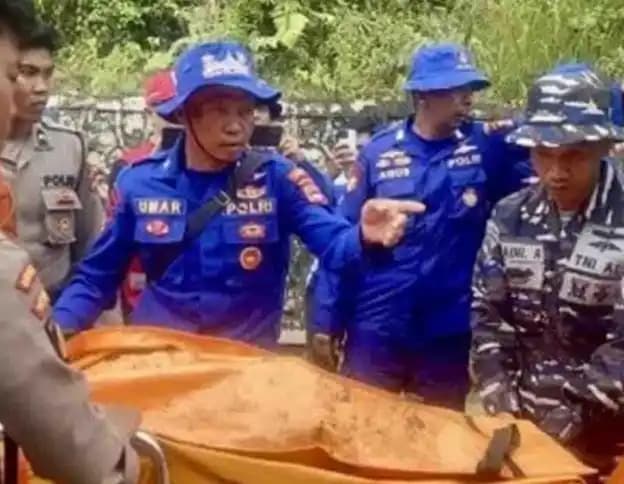 Proses evakuasi korban kecelakaan helikopter BK117 D3