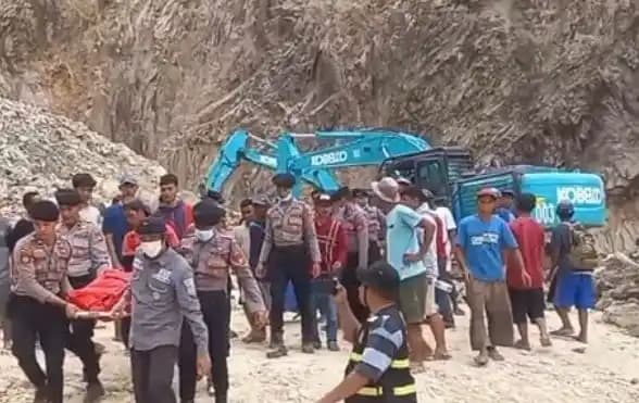 Proses Evakuasi Korban Longsor Gunung Kuda