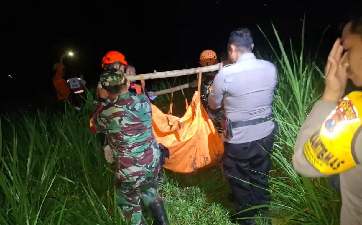 Proses evakuasi korban tenggelam di Sungai Brantas