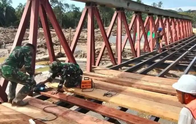 Proses pembuatan jembatan Bailey di Kabupaten Bireun, Provinsi Aceh