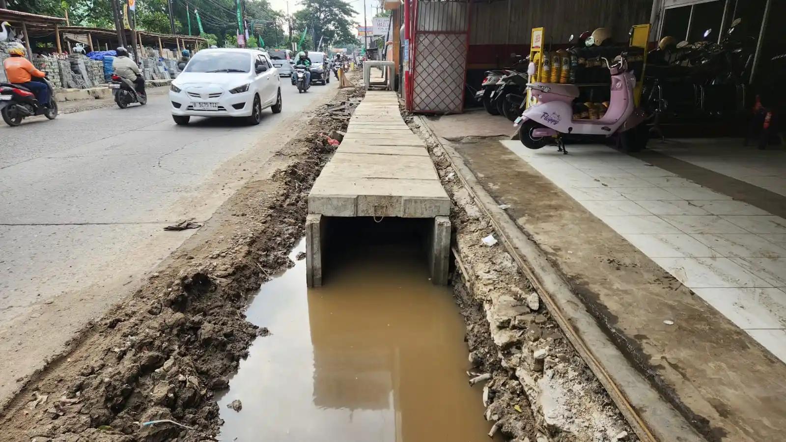 Proyek Saluran di Depan TPU Perwira Membahayakan Warga yang Melintas dan Tidak Sesuai Spek