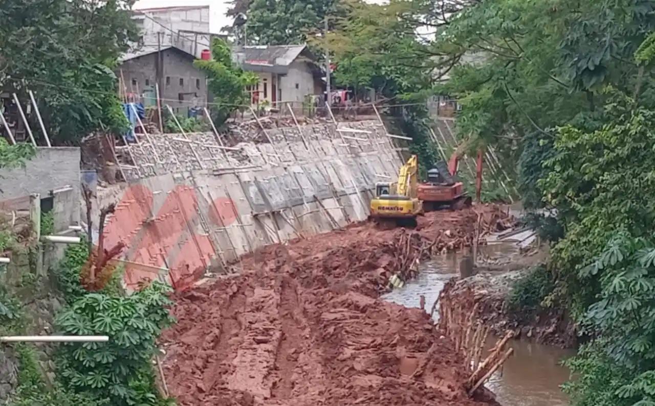 Proyek Sudin SDA Jakarta Timur tahun 2024  di Jl. Gongseng Raya Sisi Utara dan Sisi Selatan Kelurahan Cijantung Kecamatan Pasar Rebo