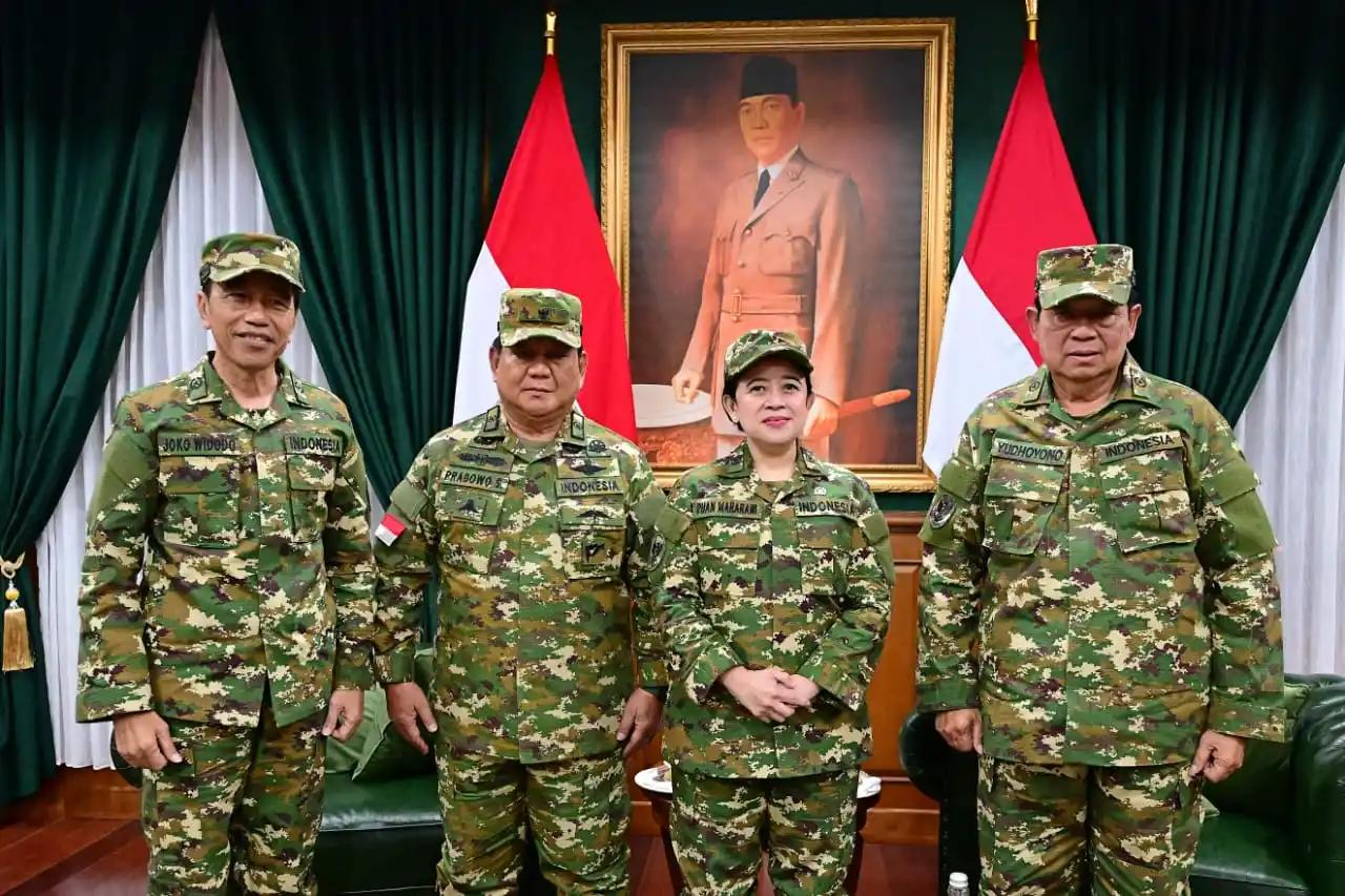 Puan Maharani  bersama  SBY, Jokowi, dan Prabowo di Parade Senja Magelang