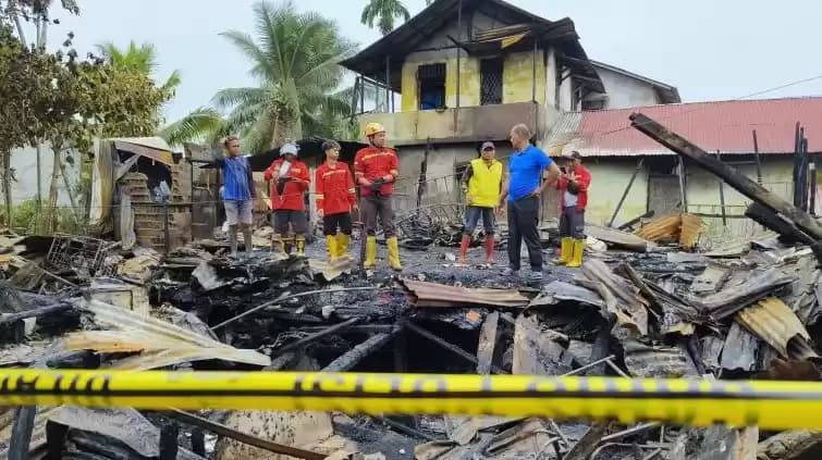 Puing - puing sisa rumah terbakar di Jalan Tanjungraya I, Gang Qadariah, Pontianak
