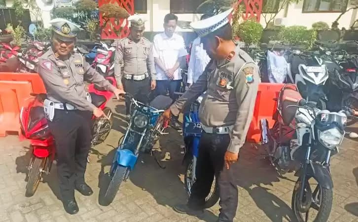 Puluhan sepeda motor protolan dari loaksi balap liar