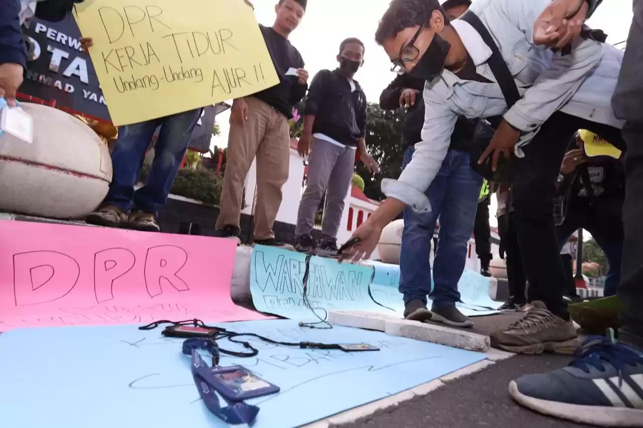 Puluhan Wartawan Blitar, saat melakukan aksi unjuk rasa di depan Kantor DPRD Kota Blitar