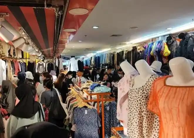 Pusat Penjualan Baju Bekas di Pasar Senen