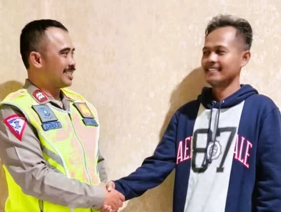 Pasca Miskomunikasi, Driver Truk dan Polantas Berpelukan