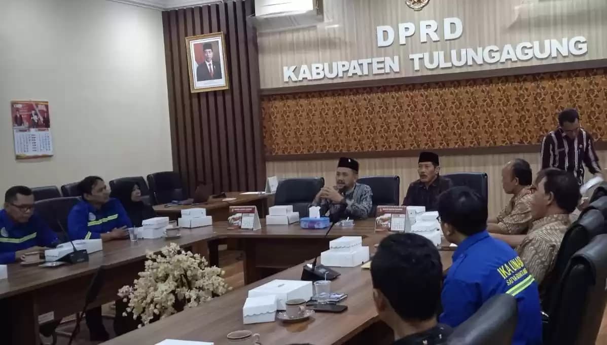 Rapat Hearing DPRD Tulungagung bersama IKA Unair Surabaya dan warga desa Tenggarejo Kecamatan Tanggunggunung