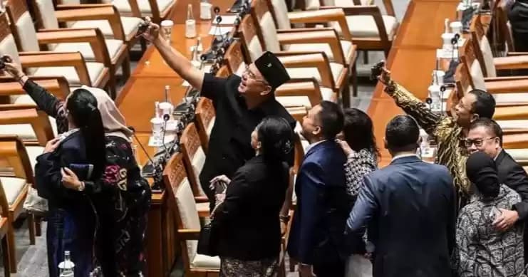 Rapat paripurna tersebut mengesahkan revisi Undang-undang Nomor 19 tahun 2006 tentang Dewan Pertimbangan Presiden (Wantimpres) menjadi usul inisiatif DPR serta pidato penutupan masa sidang.
