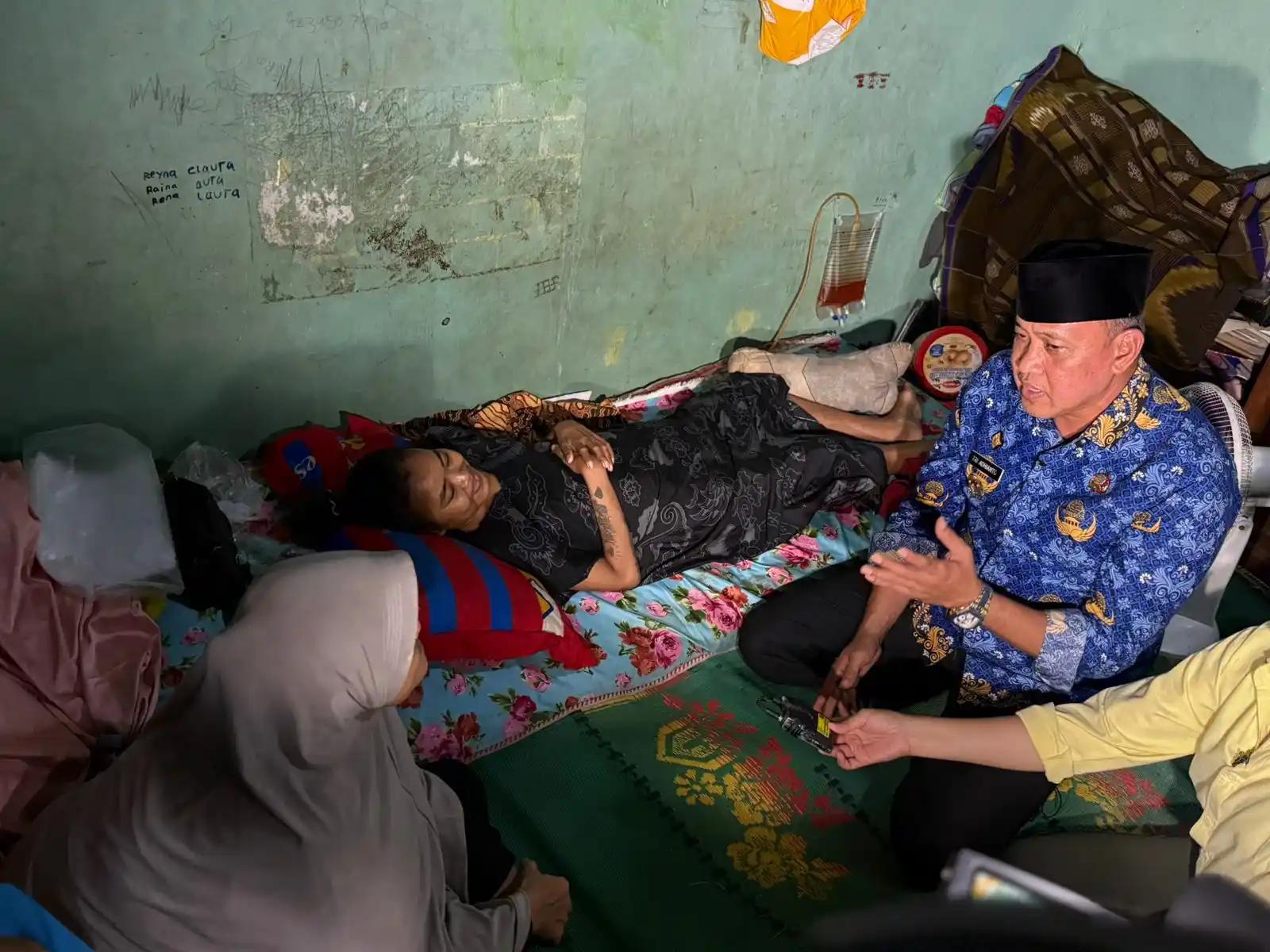 Ratih Terbaring Di Rumahnya diduga menderita Kelumpuhan
