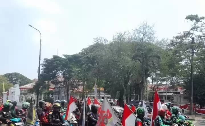 Ratusan masa aksi ojol berkumpul di Alun-alun Kota Serang, Banten